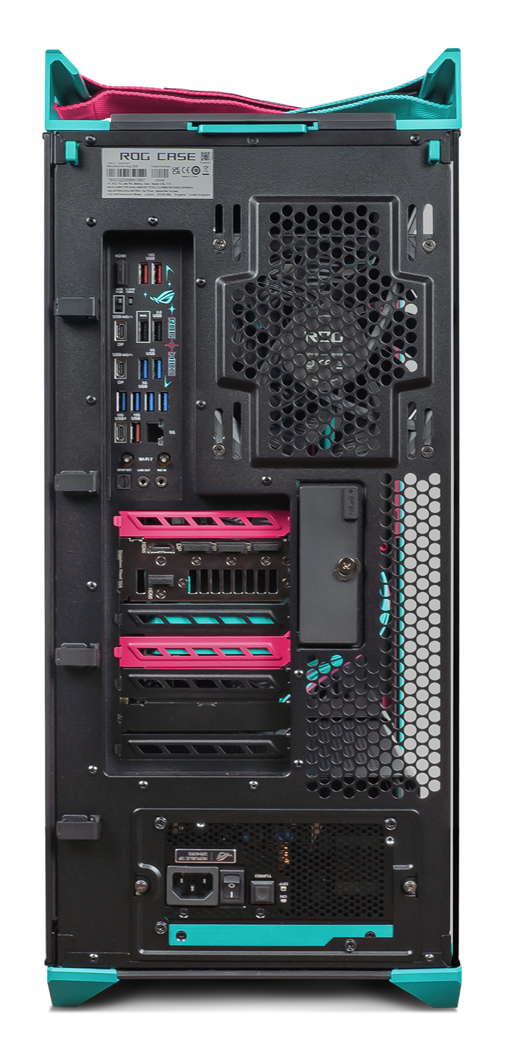 Rückseite eines schwarzen ROG-Computergehäuses mit teal- und pinkfarbenen Akzenten. Anschlüsse, Lüfter und Netzteil sind sichtbar.