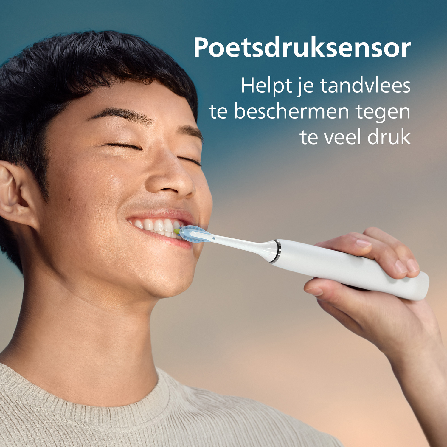 Een man poetst zijn tanden met een elektrische tandenborstel. Hij glimlacht met gesloten ogen. De achtergrond is een verloop van blauw en oranje.