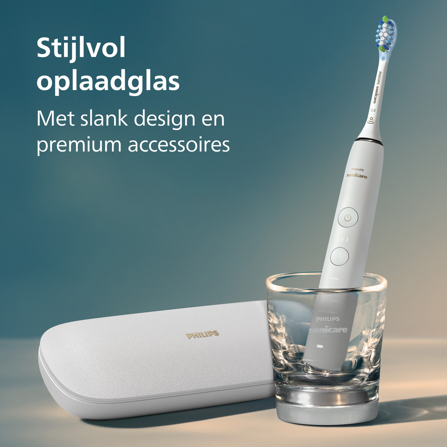 Een witte Philips Sonicare tandenborstel in een glas, naast een witte koffer. De achtergrond is een verloop van turquoise en blauwe kleuren.