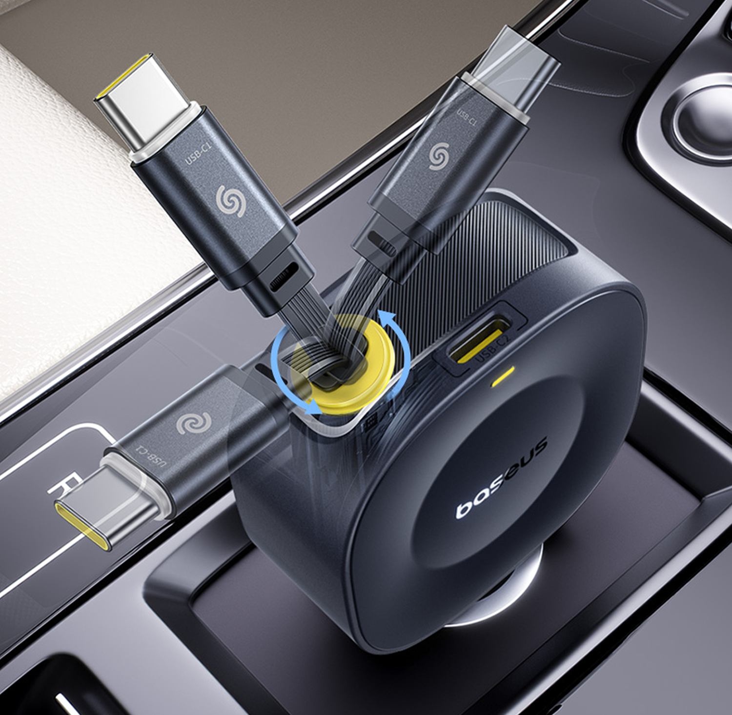 Un concentrador de carga Baseus negro con tres cables USB-C conectados, colocado en una consola de automóvil. Los cables son grises y tienen un logotipo blanco.