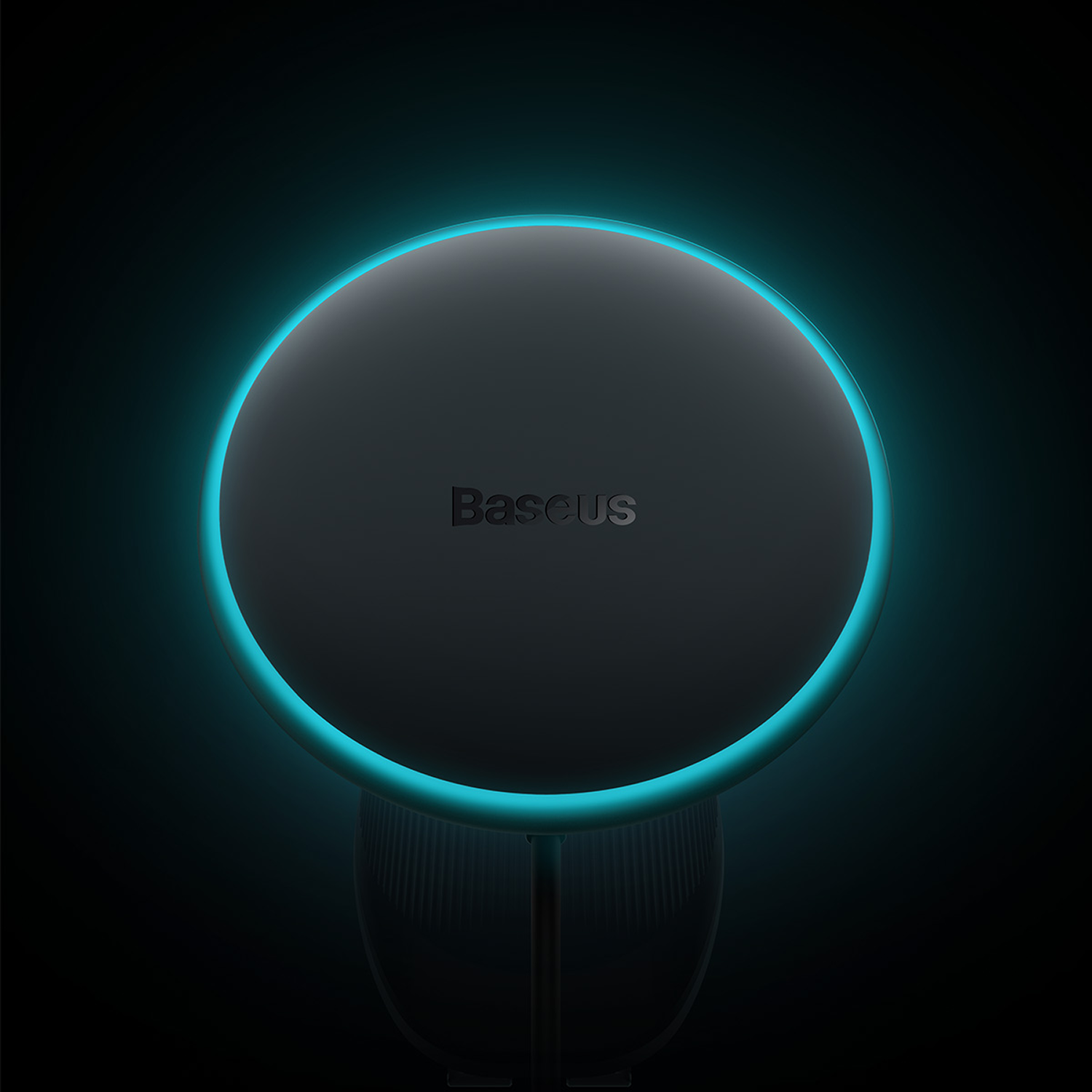 Un dispositivo negro, circular, con un anillo azul brillante. El dispositivo tiene la marca 'Baseus' y está sobre un fondo oscuro.