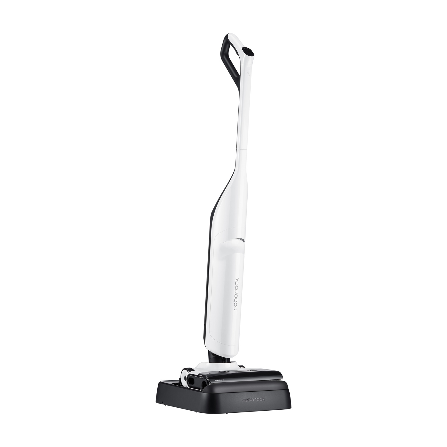 Un aspirapolvere Roborock bianco e nero è in piedi. Ha un lungo manico, un corpo e una base nera.