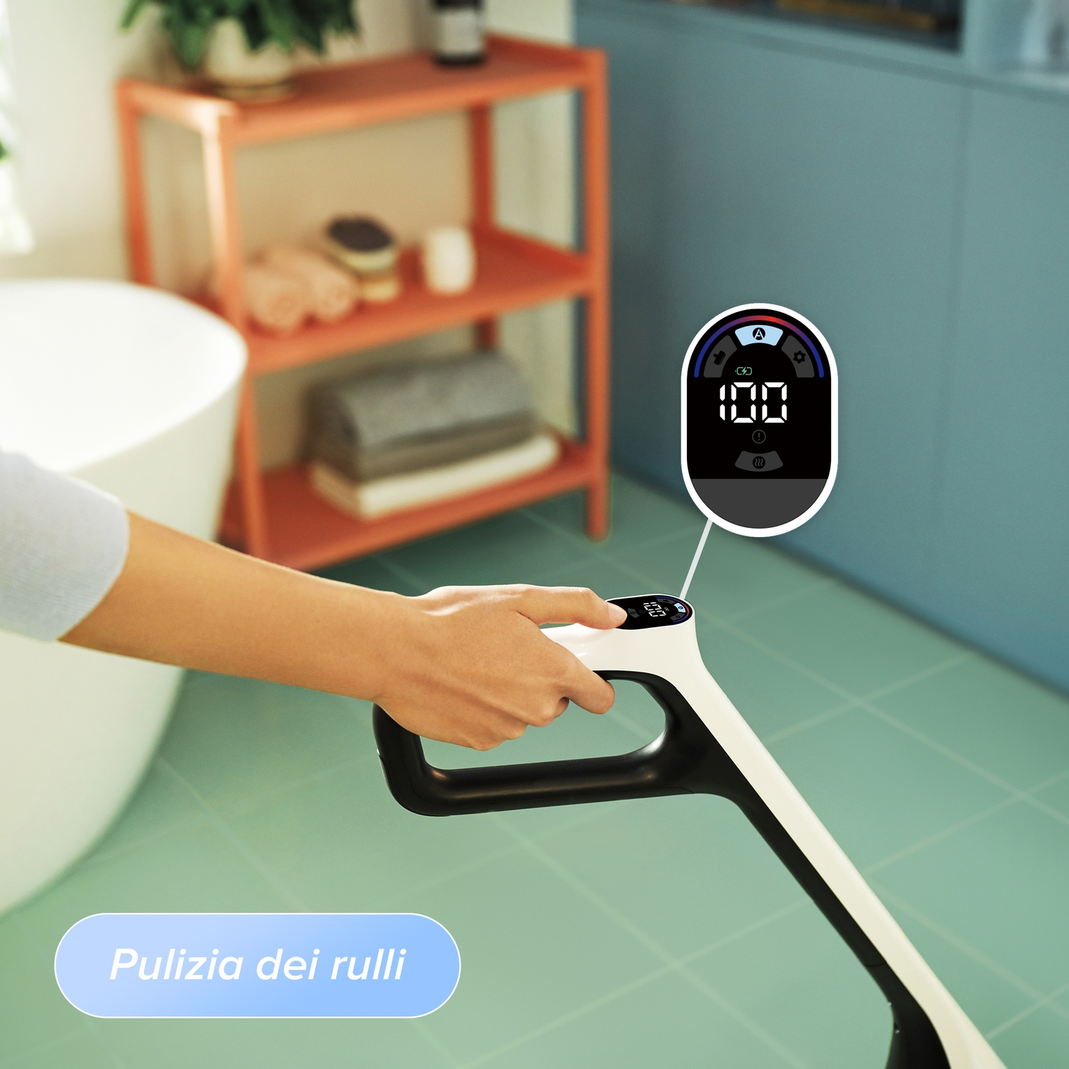 Una persona usa un dispositivo di pulizia. Il dispositivo mostra 100 su uno schermo digitale. Uno scaffale e una vasca da bagno sono sullo sfondo.