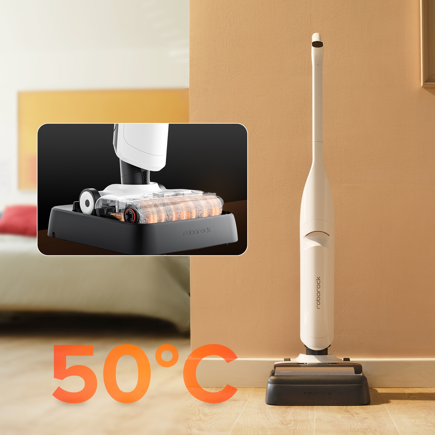 Un aspirapolvere Roborock bianco è in piedi su un pavimento in legno. L'inserto mostra il meccanismo interno. 50°C in basso. Lo sfondo è sfocato.