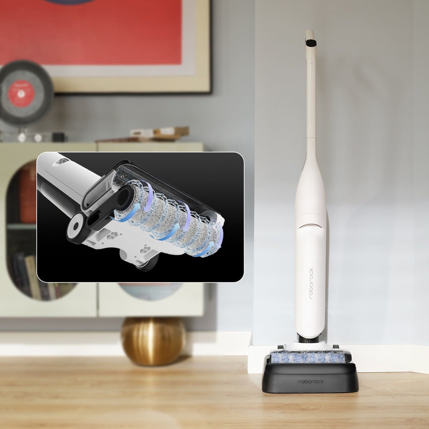 Un aspirapolvere Roborock bianco e nero è in piedi. Un ritaglio mostra i meccanismi interni. Un vaso d'oro e un armadio sono sullo sfondo.