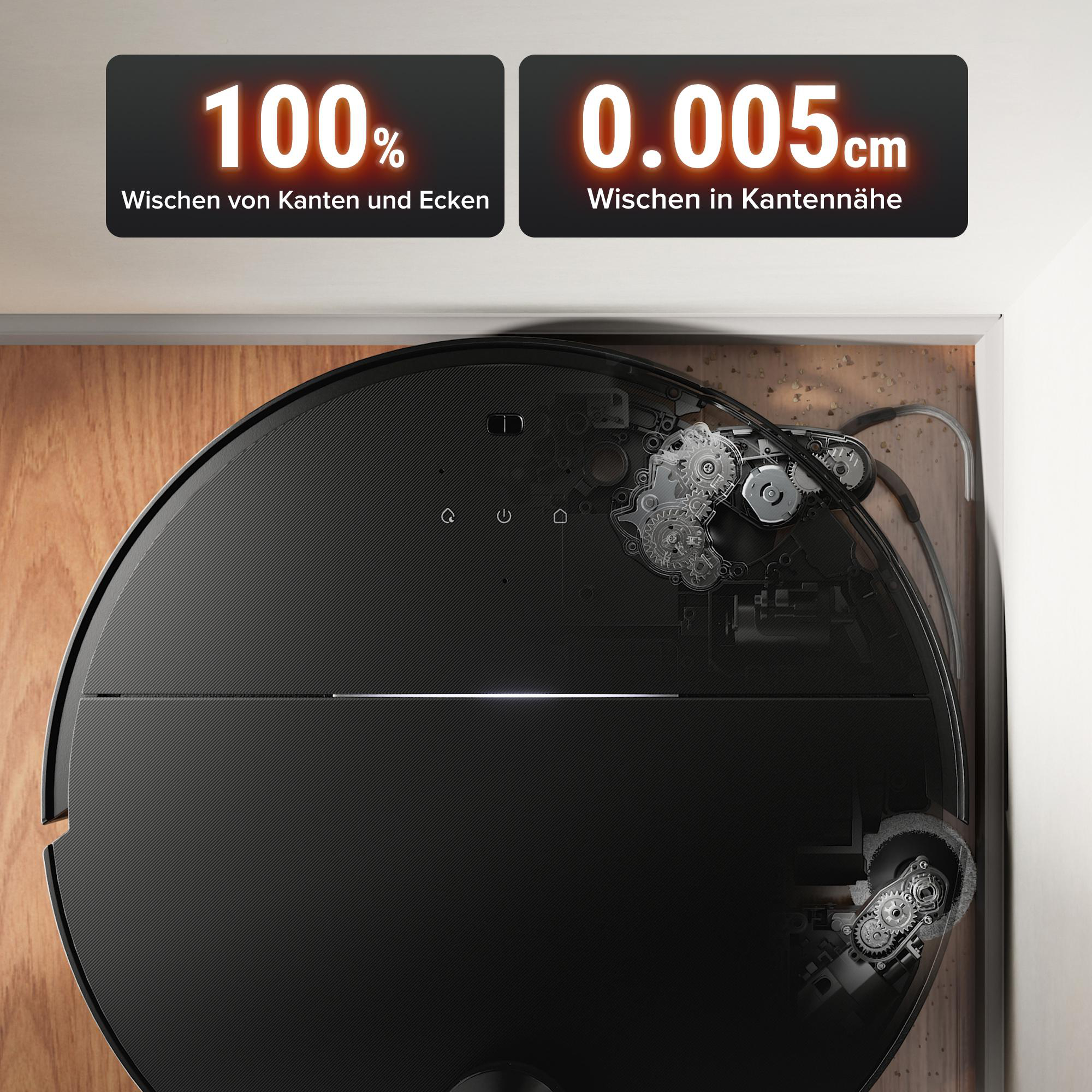 Ein schwarzer Roboter-Staubsauger auf Holzboden. Zwei Schilder zeigen 100% und 0,005 cm. Teile der Maschine sind sichtbar.