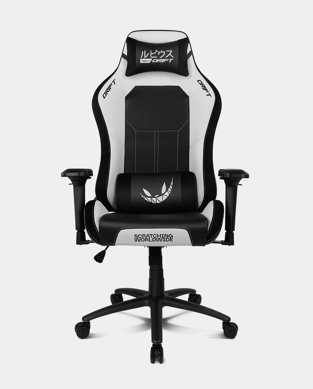 Una silla gaming negra y blanca con la palabra "DRIFT". Tiene un reposacabezas con caracteres japoneses y una cara sonriente.