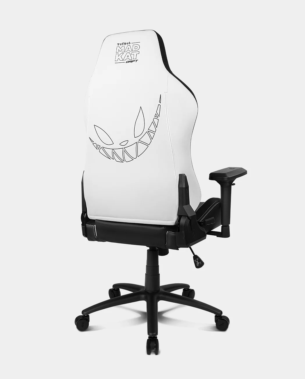 Silla gaming blanca y negra. Tiene una cara de gato sonriente en el respaldo. La silla está sobre una base negra con ruedas.