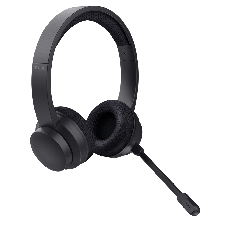 Auriculares negros con micrófono. Tiene diadema y almohadillas acolchadas, y un micro extendiéndose desde el auricular.