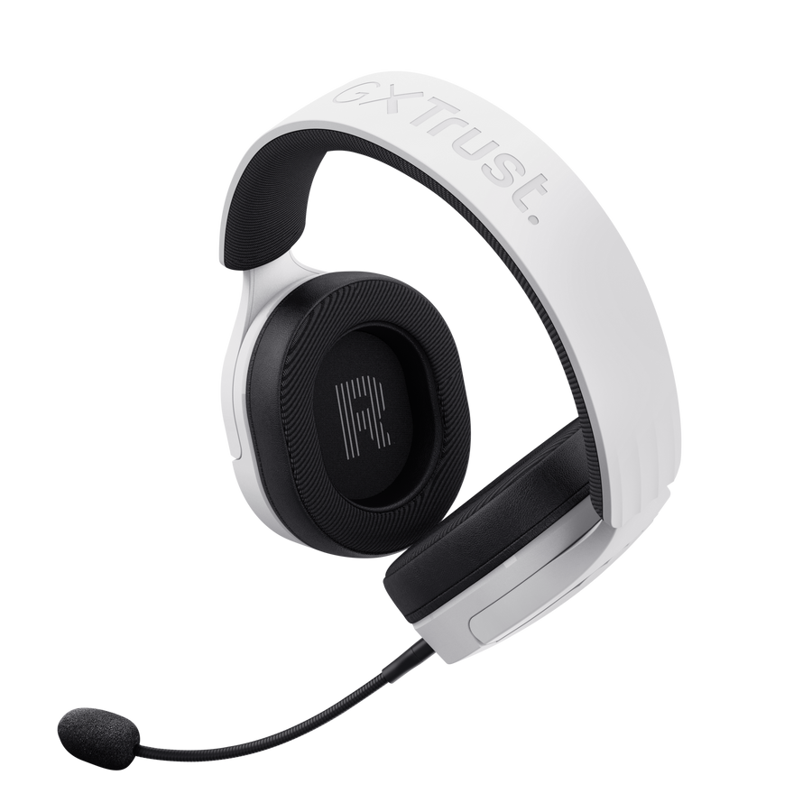 Auriculares para juegos blancos y negros. Los auriculares tienen un micrófono y los auriculares tienen la letra "R". La marca es visible.