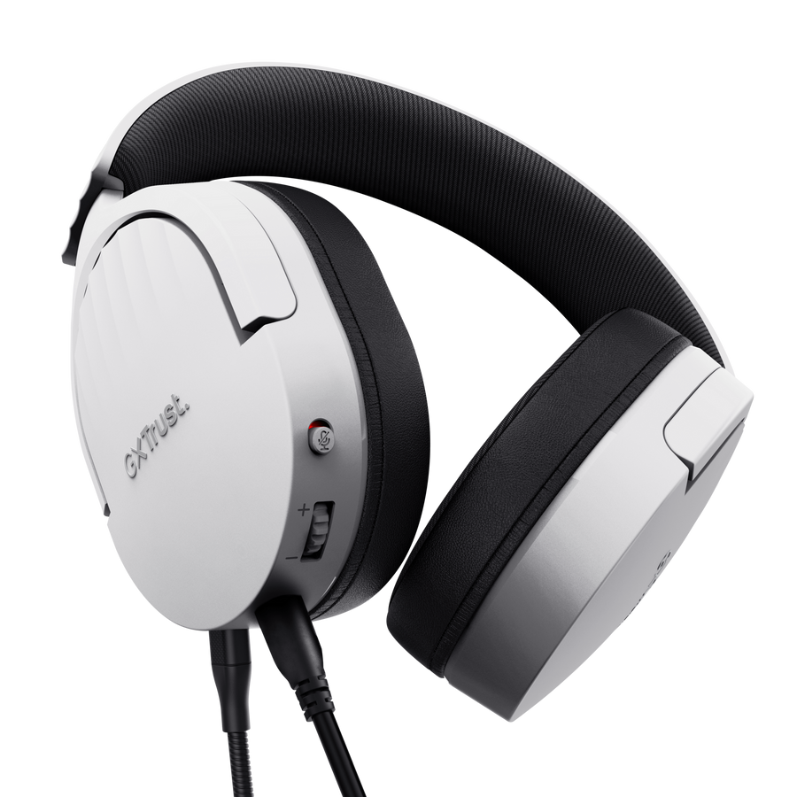 Auriculares para juegos blancos y negros. Tiene un botón de micrófono y control de volumen. La marca es visible en el lateral.