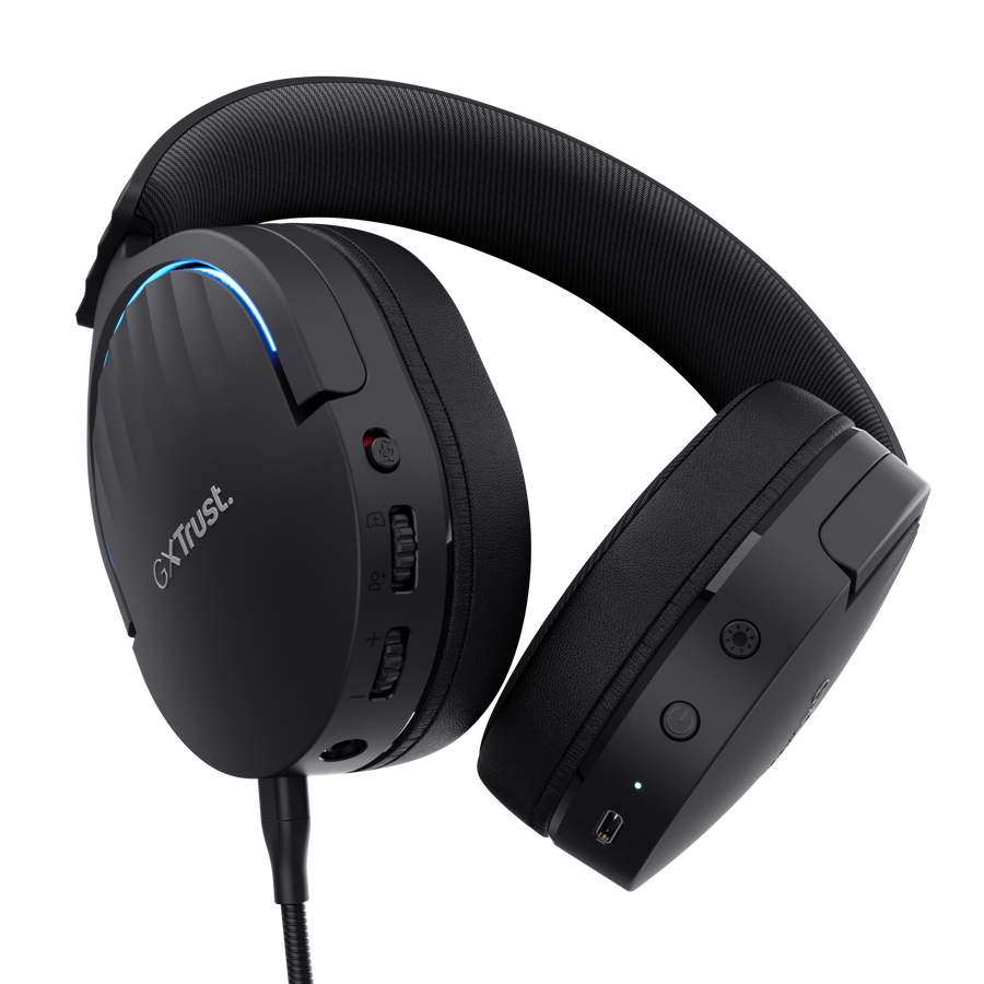 Auriculares gaming negros con detalles azules. Cuenta con controles de volumen y un cable conectado. La marca es GXTtrust.