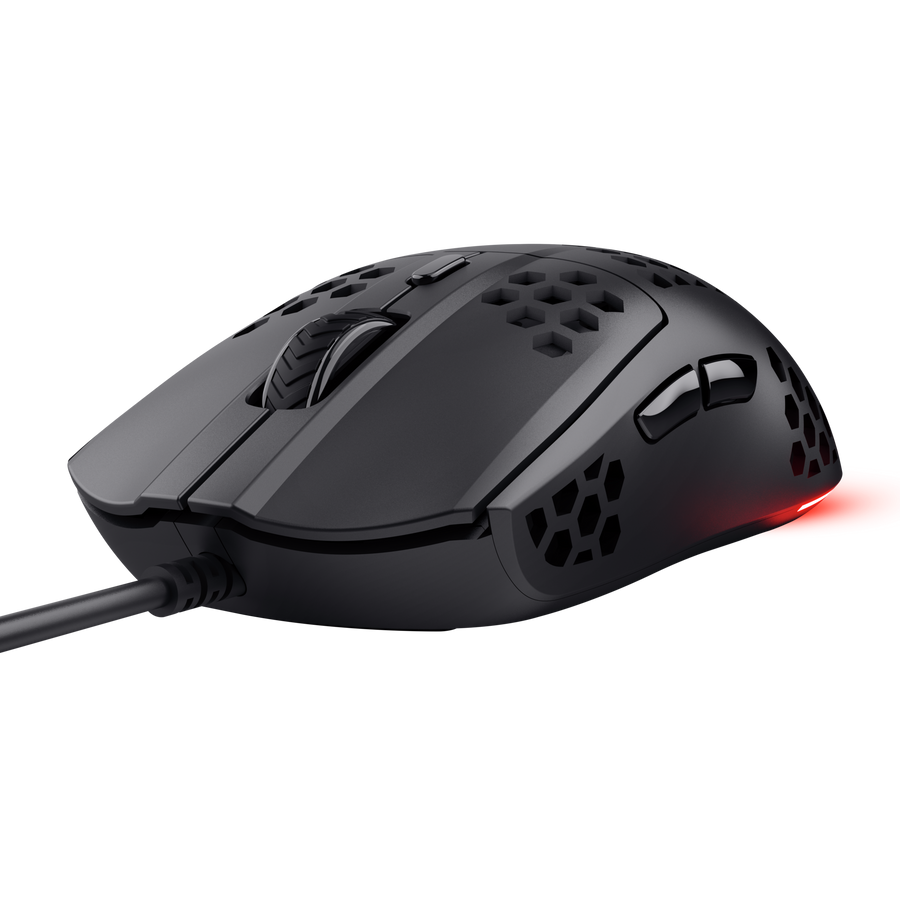 Un ratón gaming negro con diseño de panal, botones laterales y rueda de desplazamiento, conectado por cable, sobre fondo negro.