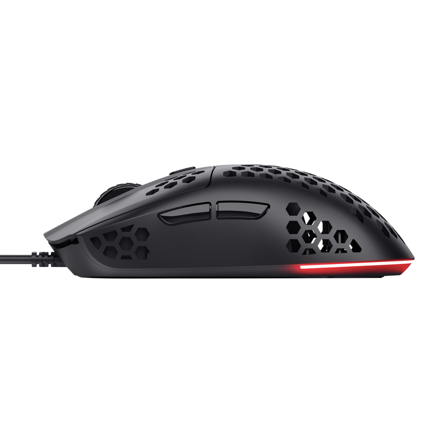 Un ratón gaming negro con diseño de panal. Tiene una tira LED roja en la parte inferior. El ratón está sobre un fondo negro.