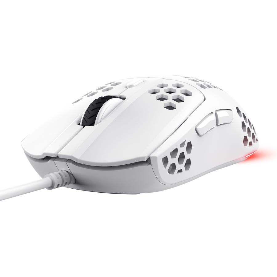 Un ratón blanco con diseño de panal y rueda de desplazamiento, conectado por un cable blanco. El fondo es negro.