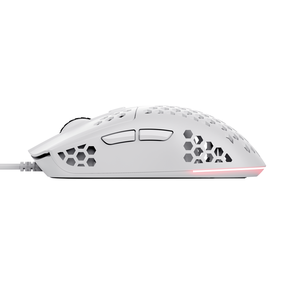 Vista lateral de un ratón gaming blanco. Tiene un diseño de panal y luz roja en la parte inferior. El ratón está conectado por cable.