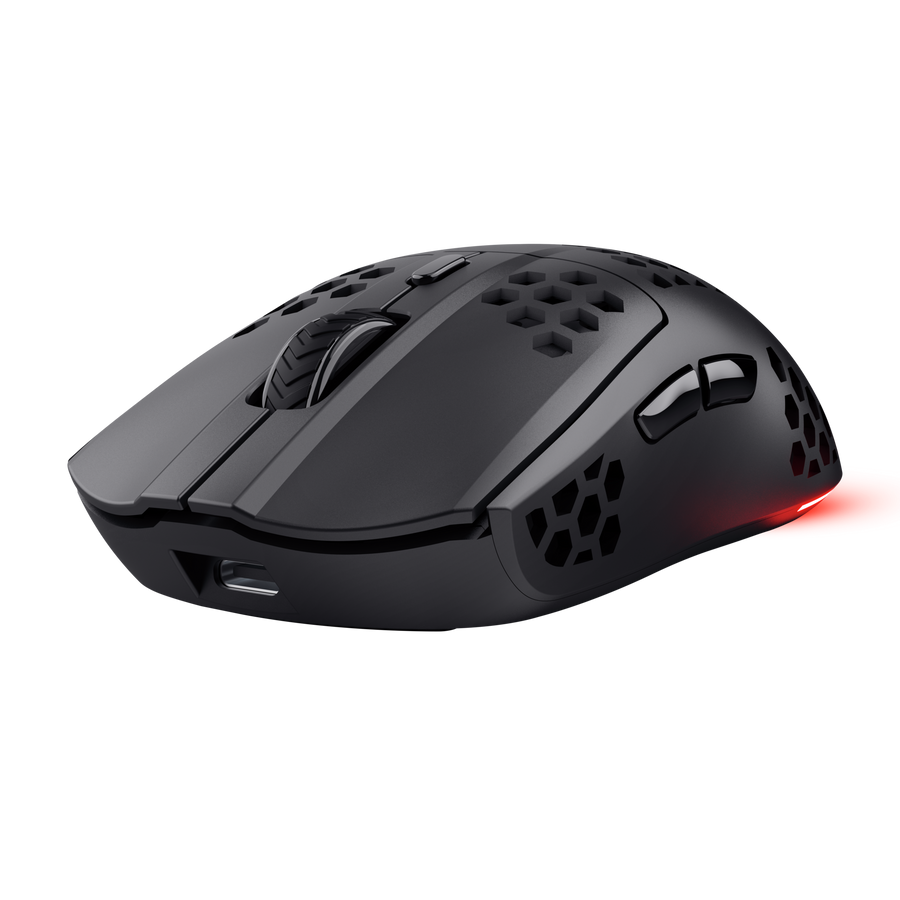 Un ratón gamer negro con diseño de panal y rueda de desplazamiento, con brillo rojo abajo. Puerto USB-C visible.