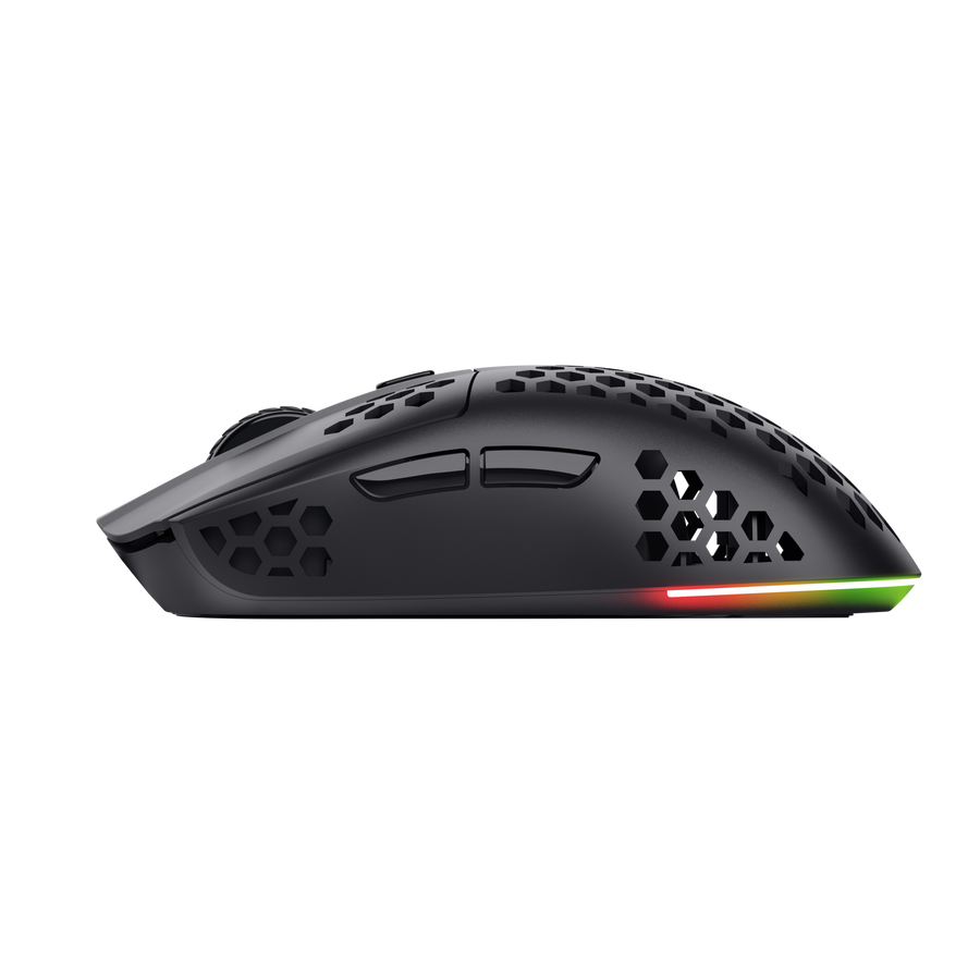 Ratón gaming negro con diseño de panal y luces RGB sobre fondo negro.
