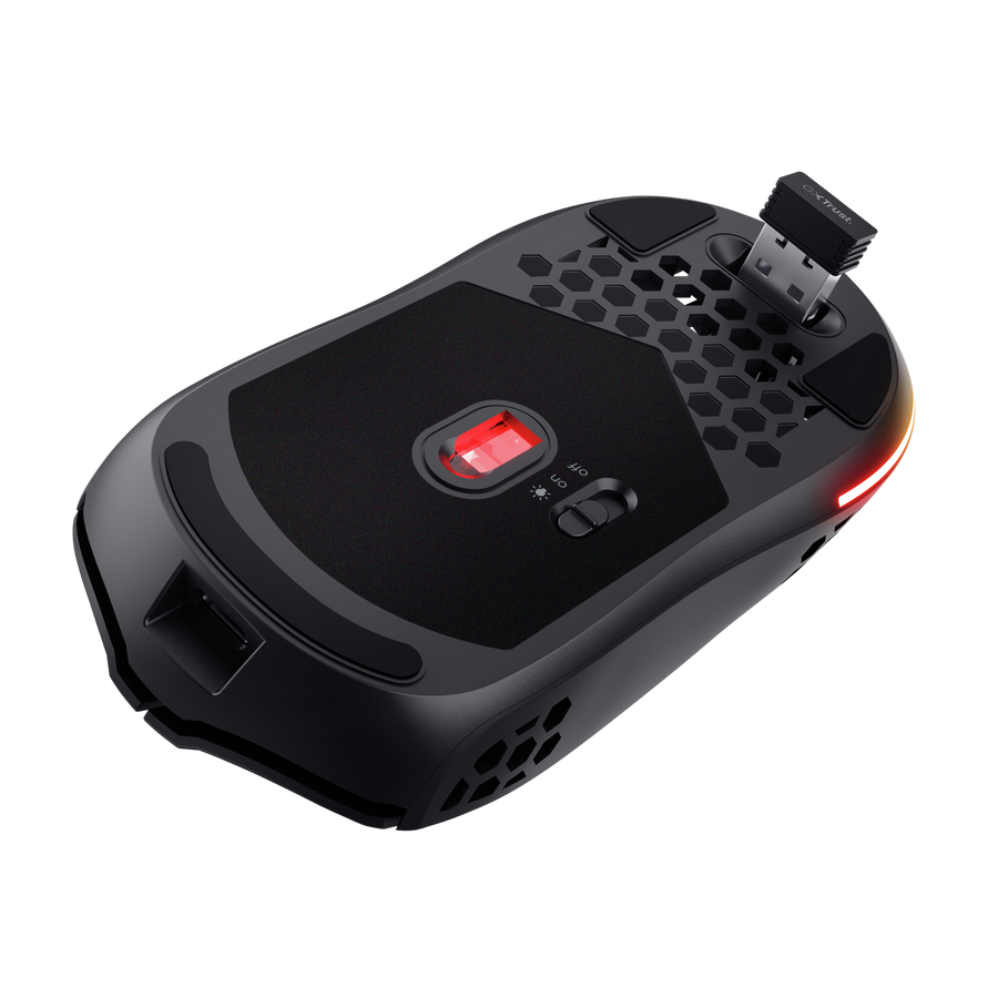 Ratón gaming negro con detalles rojos, un receptor USB y un interruptor de encendido/apagado. Se ve la parte inferior del ratón.