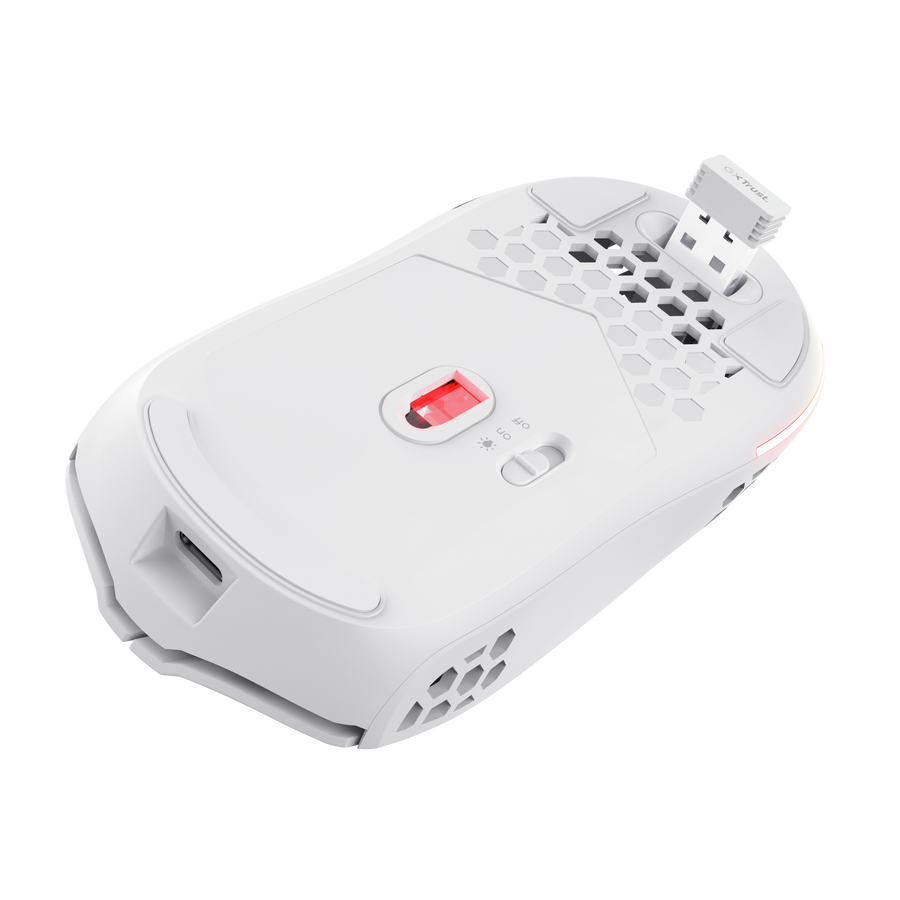 Ratón de computadora blanco desde abajo, con luz roja, receptor USB e interruptor de encendido.