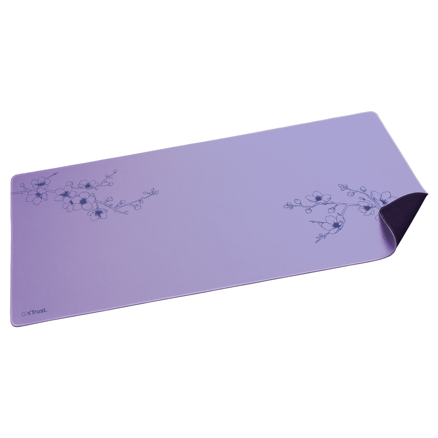 Una alfombrilla de ratón morada con un diseño floral. La alfombrilla es rectangular y tiene un borde oscuro. El fondo es negro.
