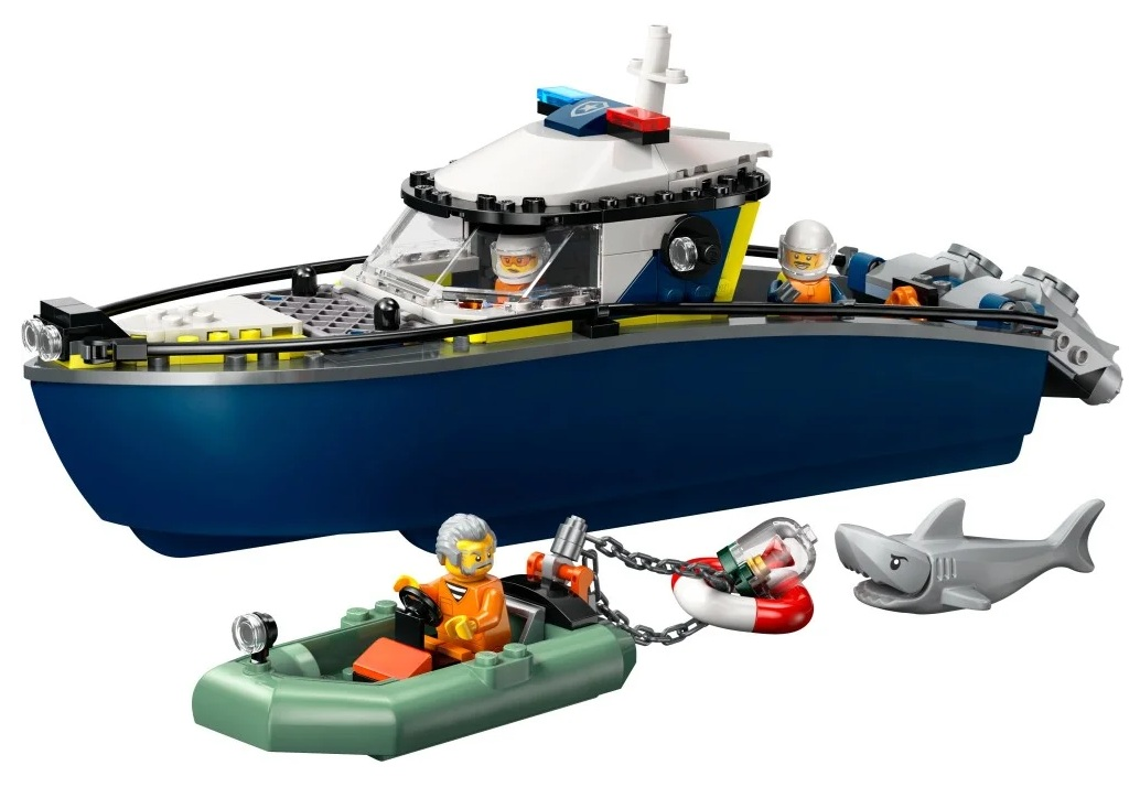Łódź policyjna Lego z figurkami, małą łodzią, rekinem i boją. Łódź jest niebiesko-biała.