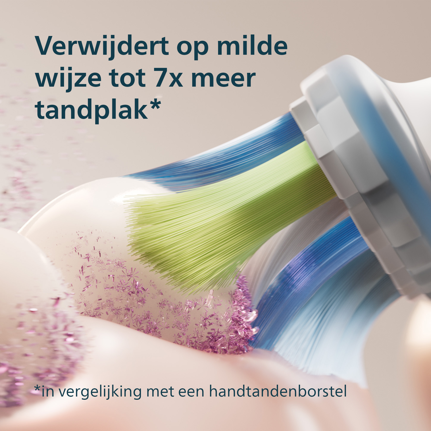Close-up van een tandenborstelkop met blauwe, groene en witte borstelharen. Roze deeltjes en tekst: 'Verwijdert tot 7x meer plaque.'