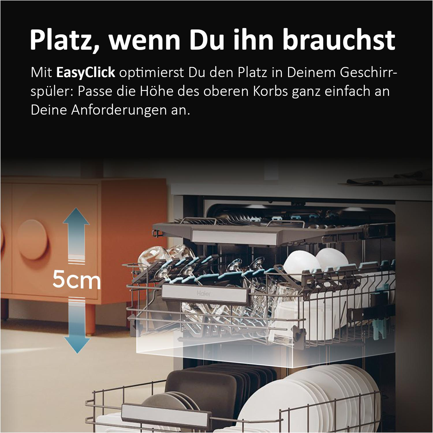 Innenraum des Geschirrspülers mit verstellbarem Oberkorb. Geschirr und Gläser sind sichtbar. Ein 5cm Pfeil zeigt die Höhenverstellung an.