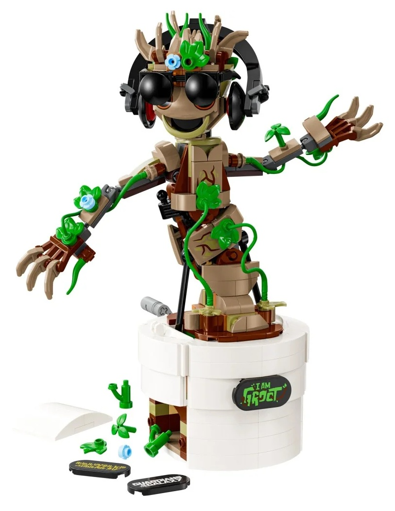 Figurka Lego Groota w okularach przeciwsłonecznych i słuchawkach. To brązowa figura przypominająca drzewo z zielonymi liśćmi, na białym stojaku. "Ja jestem Groot".