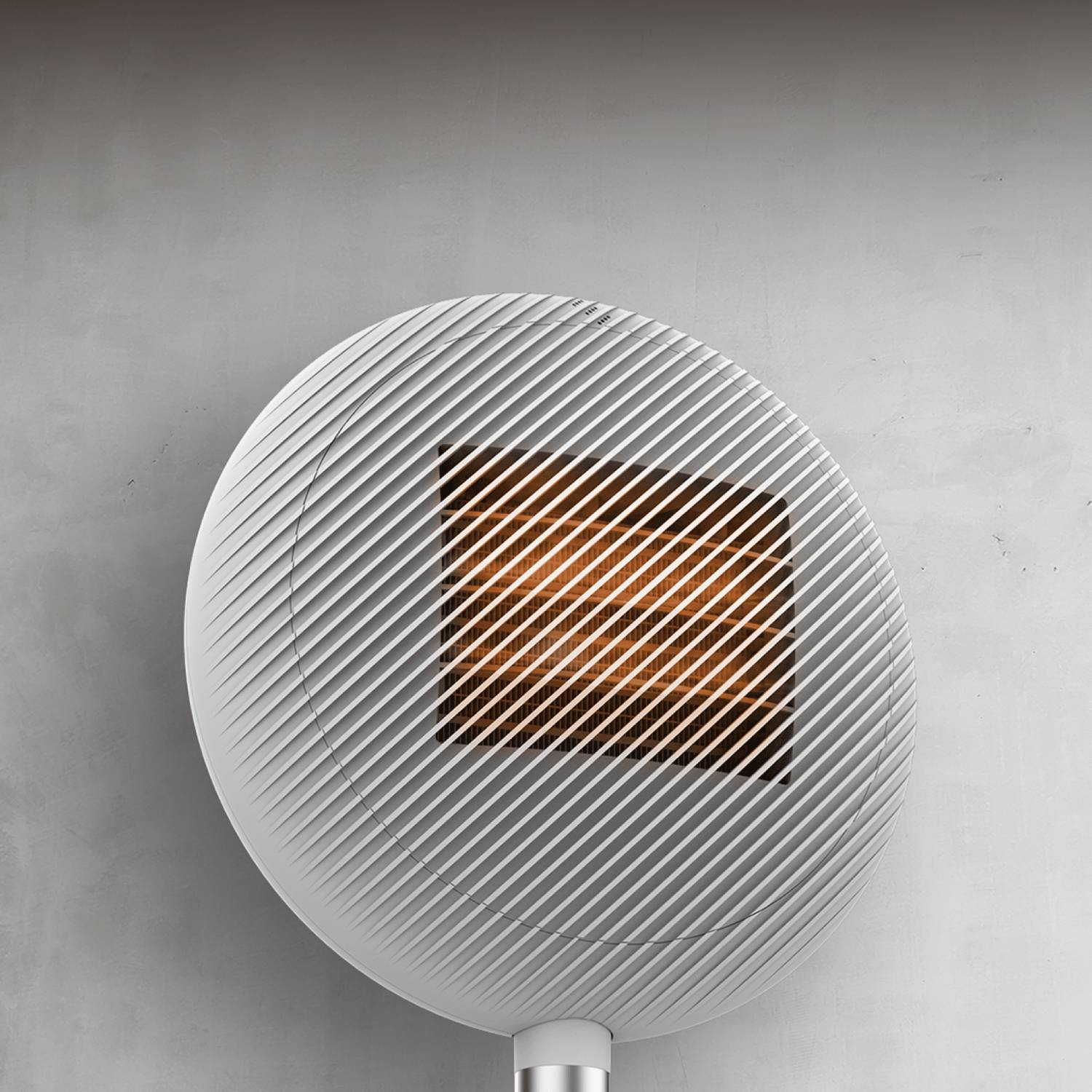 Un calefactor blanco y redondo con líneas anguladas, una rejilla naranja brillante y un fondo de pared gris.