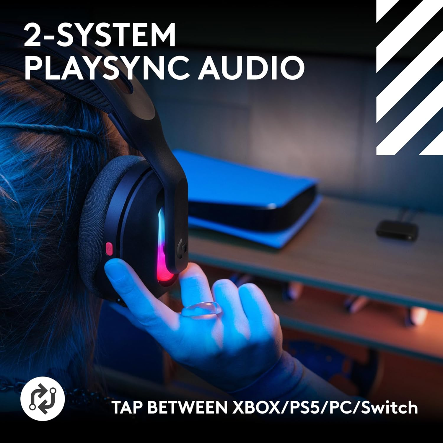 Un casque sur la tête d'une personne, brillant de couleurs. Le texte indique '2-SYSTEM PLAYSYNC AUDIO' et 'TAP BETWEEN XBOX/PS5/PC/Switch'.