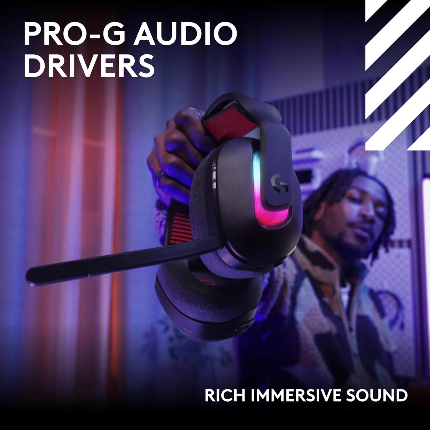 Une personne tient un casque de jeu noir avec des lumières RVB. Texte : PRO-G AUDIO DRIVERS et RICH IMMERSIVE SOUND.