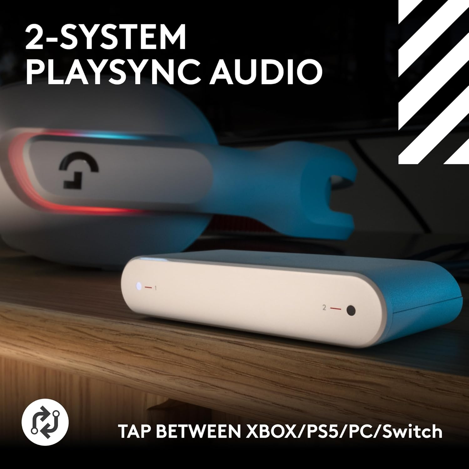Un appareil audio blanc et bleu sur une surface en bois avec un casque en arrière-plan. Texte : '2-SYSTEM PLAYSYNC AUDIO'.