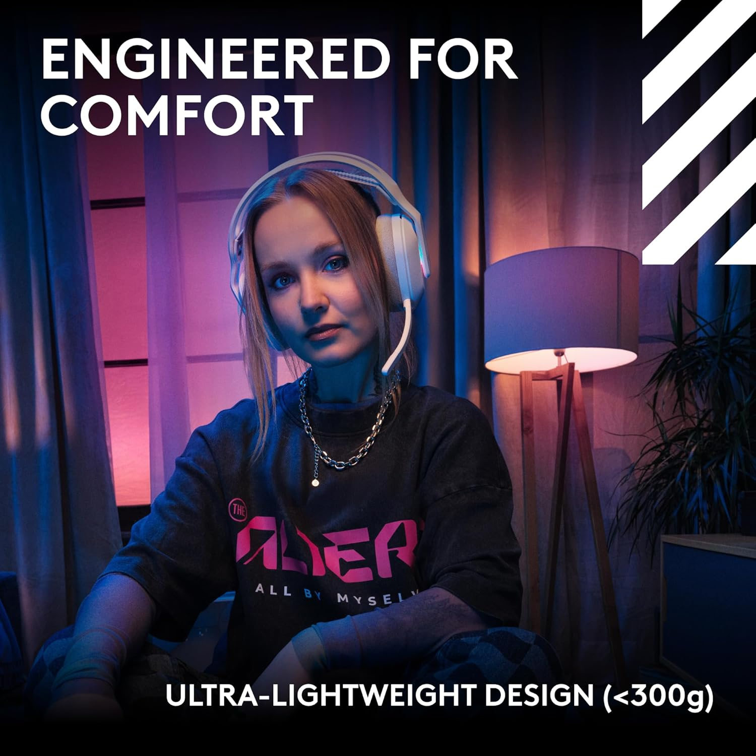 Une femme portant un casque. Le texte dit 'Engineered for Comfort' et 'Ultra-lightweight design'. Il y a une lampe et du texte sur son t-shirt.