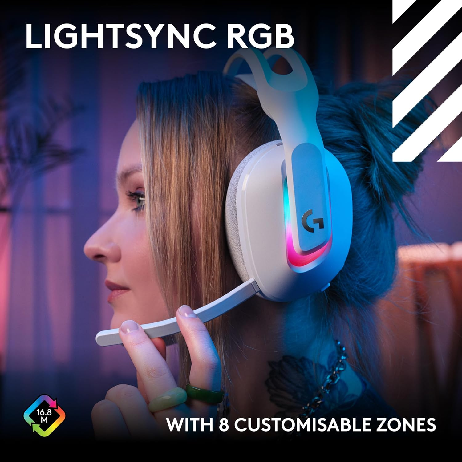 Une femme portant un casque de jeu blanc avec des lumières RVB. Texte : LIGHTSYNC RVB AVEC 8 ZONES PERSONNALISABLES.