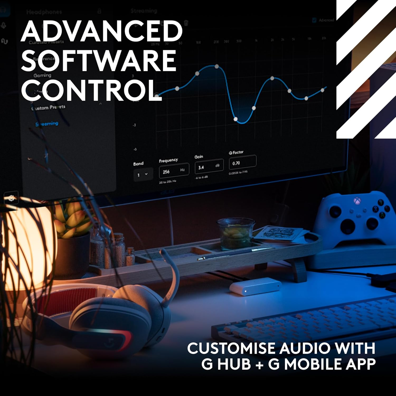Une configuration de bureau avec un casque, un moniteur affichant un graphique sonore, une manette et un clavier. Le texte indique : ADVANCED SOFTWARE CONTROL.