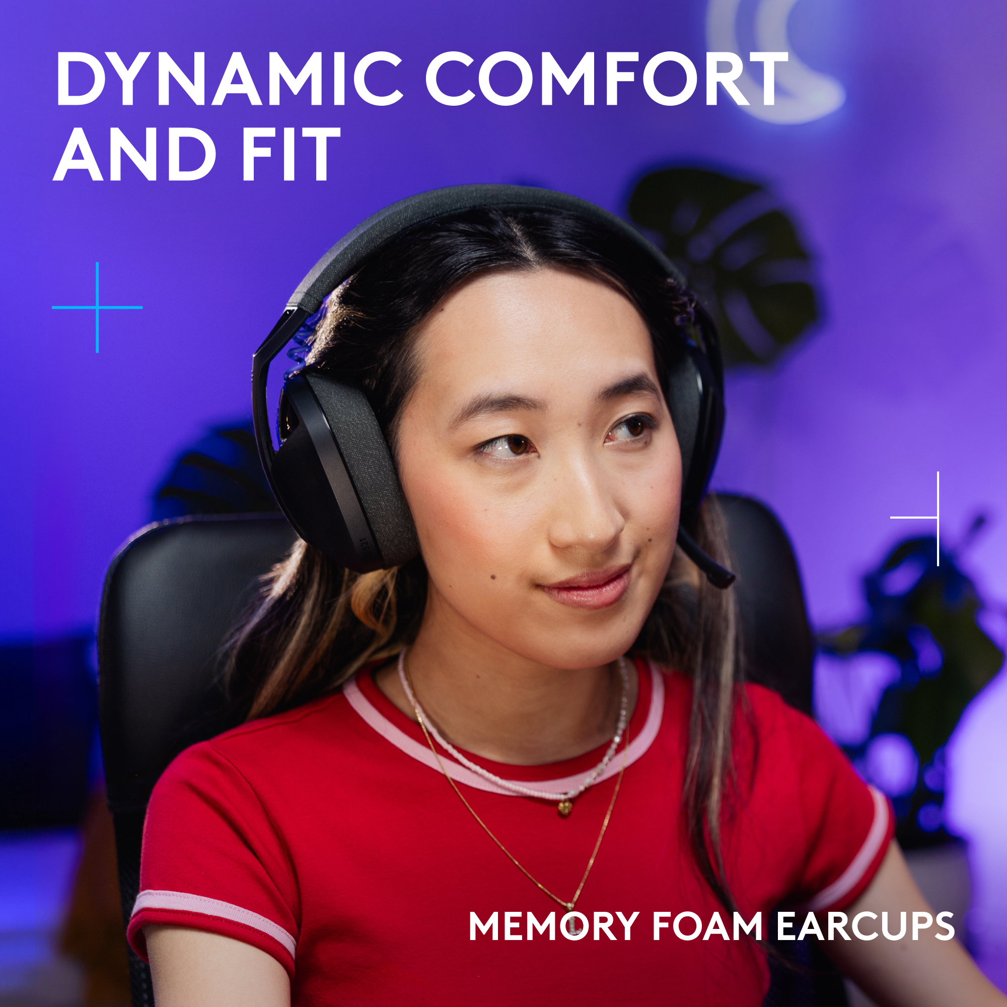 Una donna indossa un'auricolare, camicia rossa. Testo: Dynamic Comfort and Fit, Memory Foam Earcups. Lo sfondo è viola.