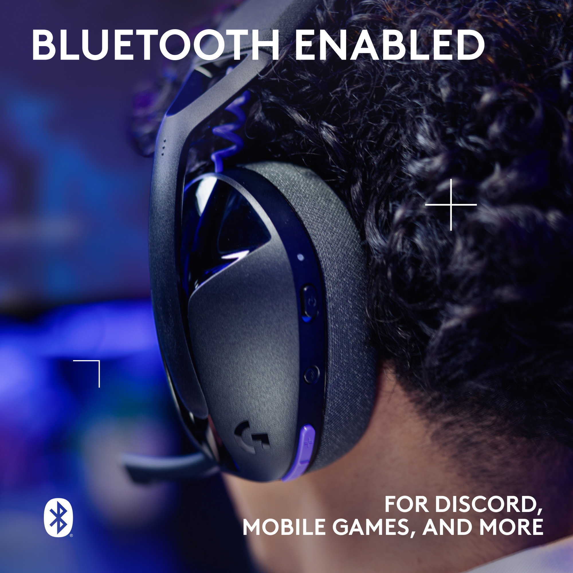 Cuffie con Bluetooth, su una persona. Il testo dice Bluetooth abilitato e Per Discord, giochi mobili e altro.