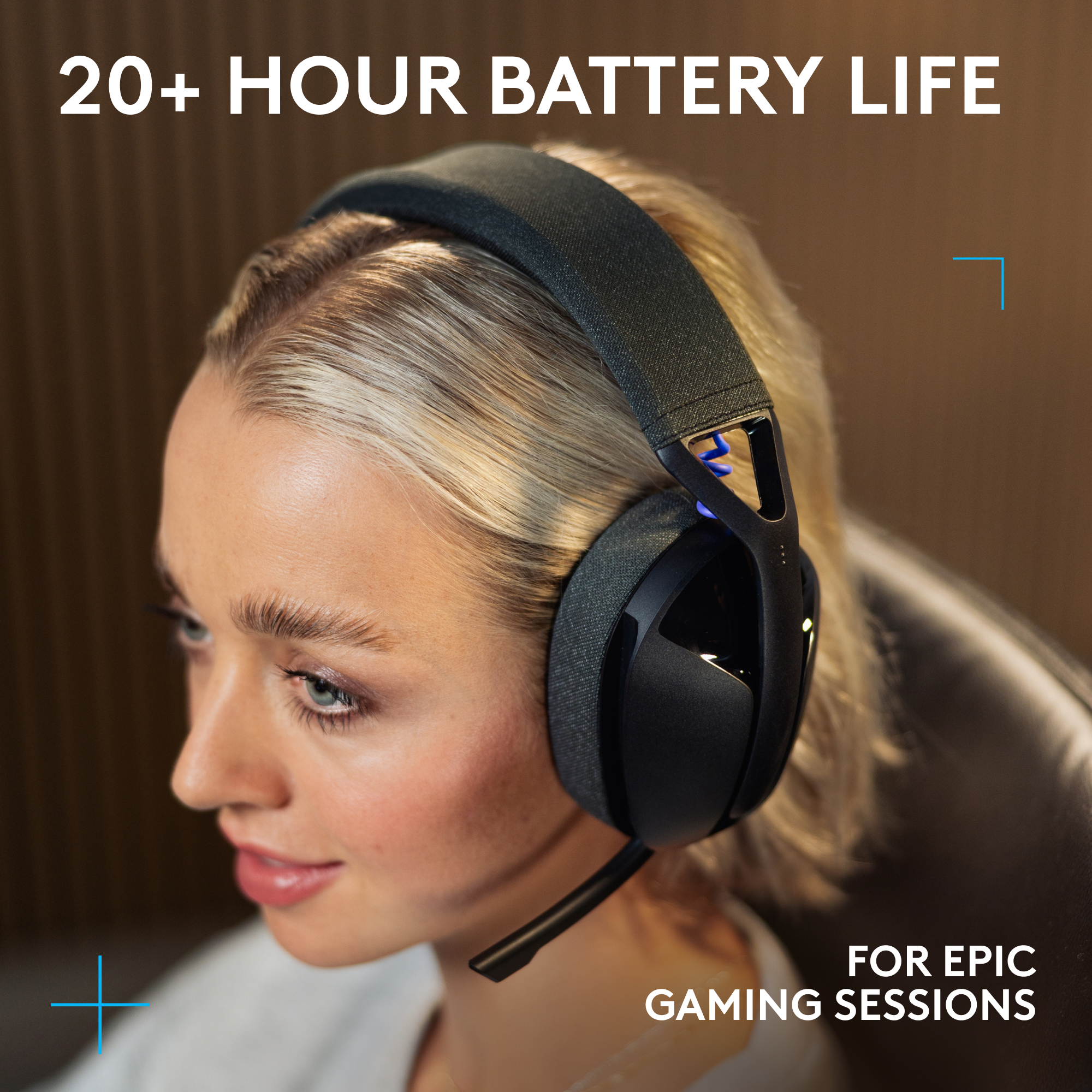 Donna bionda con cuffie da gioco nere. Il testo dice: 'DURATA BATTERIA 20+ ORE' e 'PER SESSIONI DI GIOCO EPICHE'.