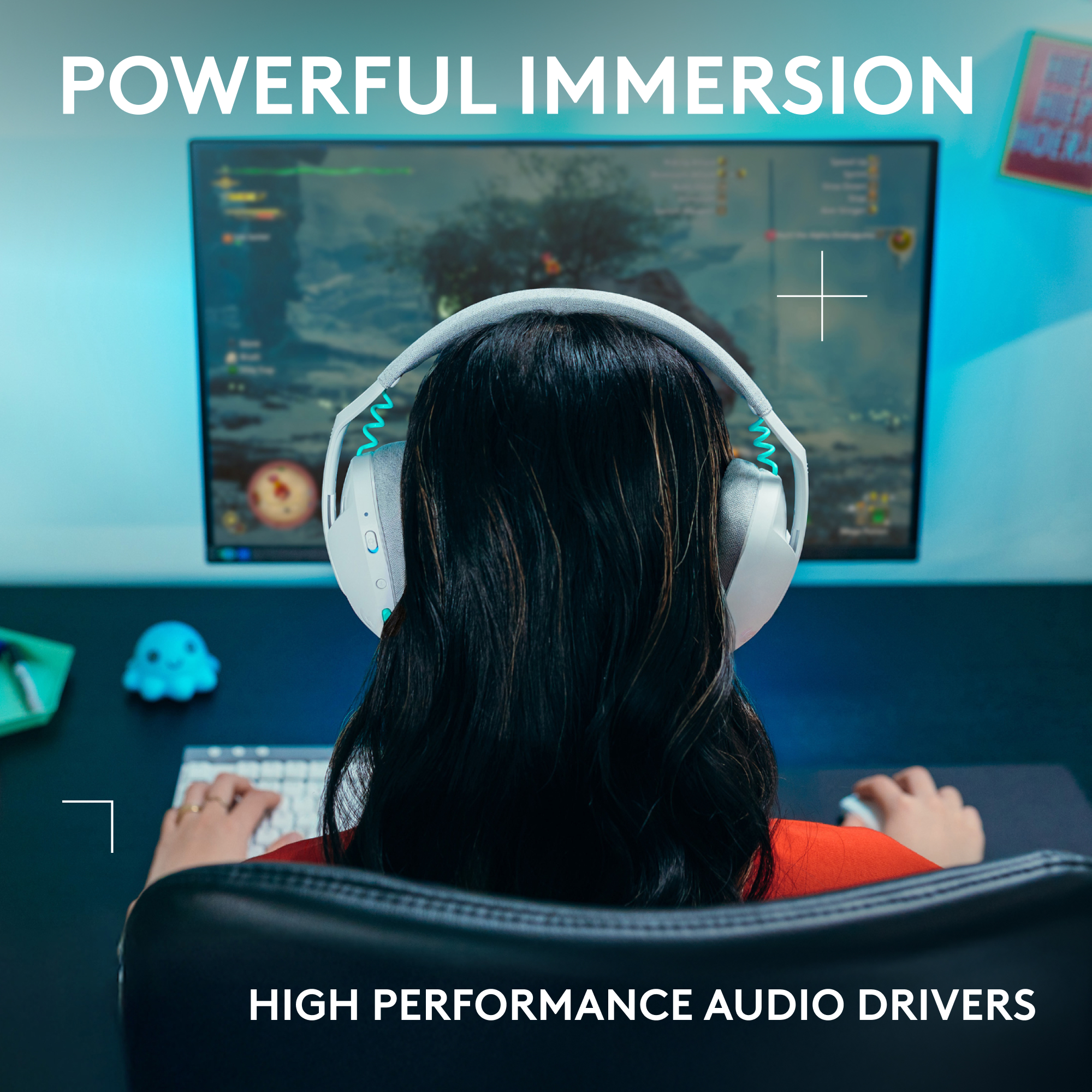 Una persona con le cuffie sta giocando. Un monitor mostra un gioco. Testo in alto: Immersione potente.