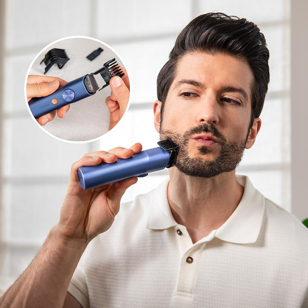 Un hombre se afeita la barba con una recortadora azul. Una imagen muestra la recortadora con accesorios. Lleva una camisa blanca.