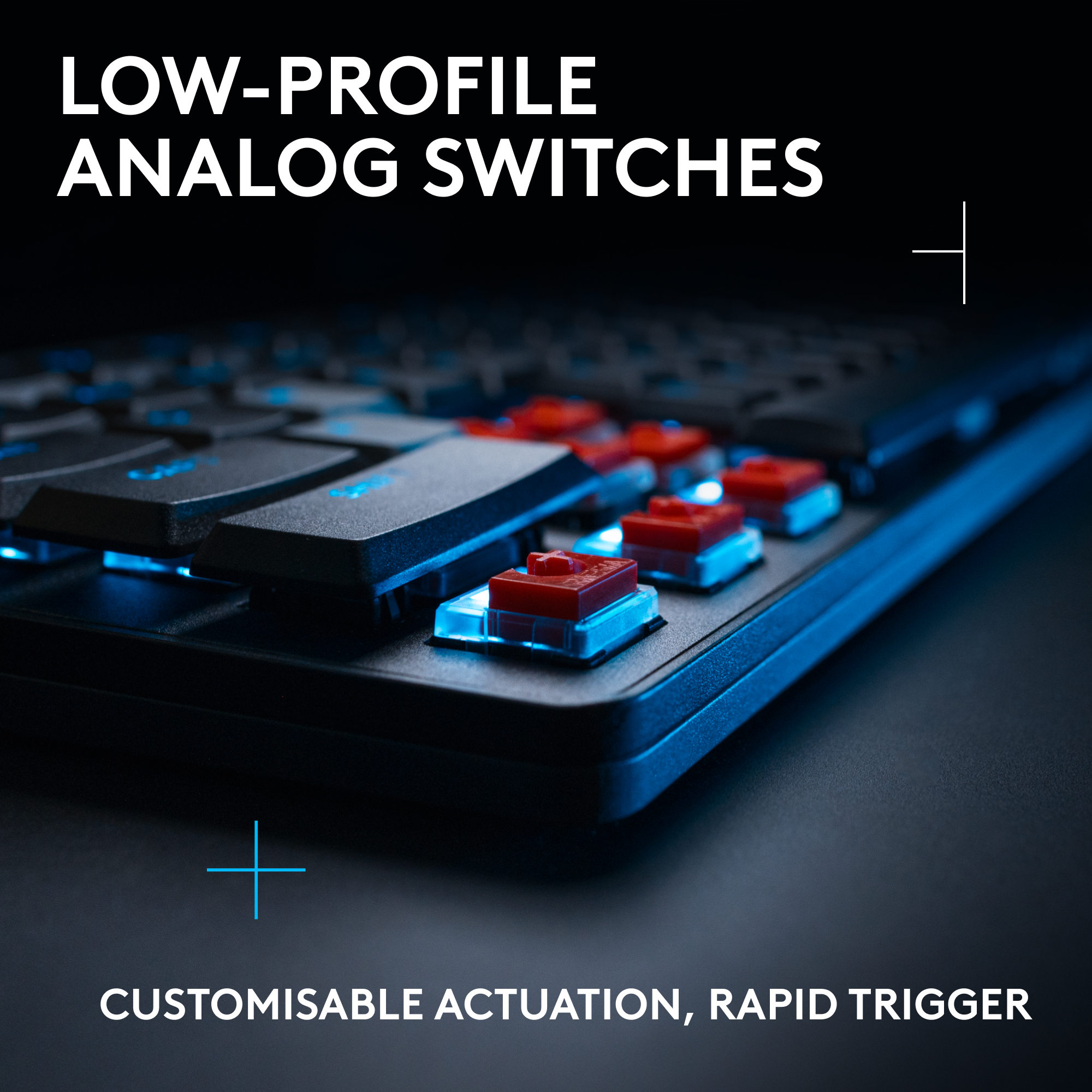 Primo piano di una tastiera nera con tasti rossi. Testo: Low-Profile Analog Switches, Customisable Actuation, Rapid Trigger.