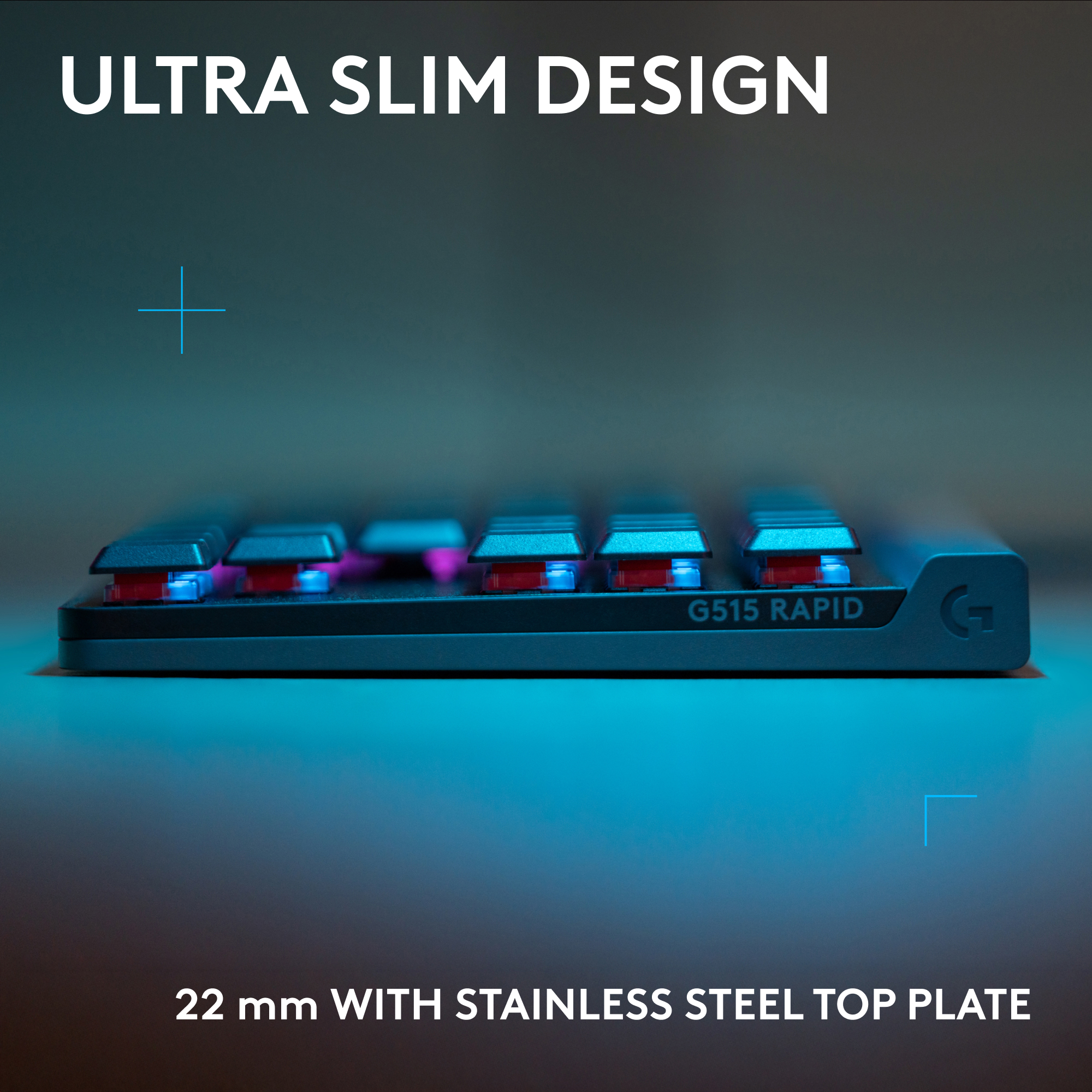 Primo piano di una tastiera nera con tasti rossi e blu, il testo dice: Ultra Slim Design e 22 mm con piastra superiore in acciaio inossidabile.