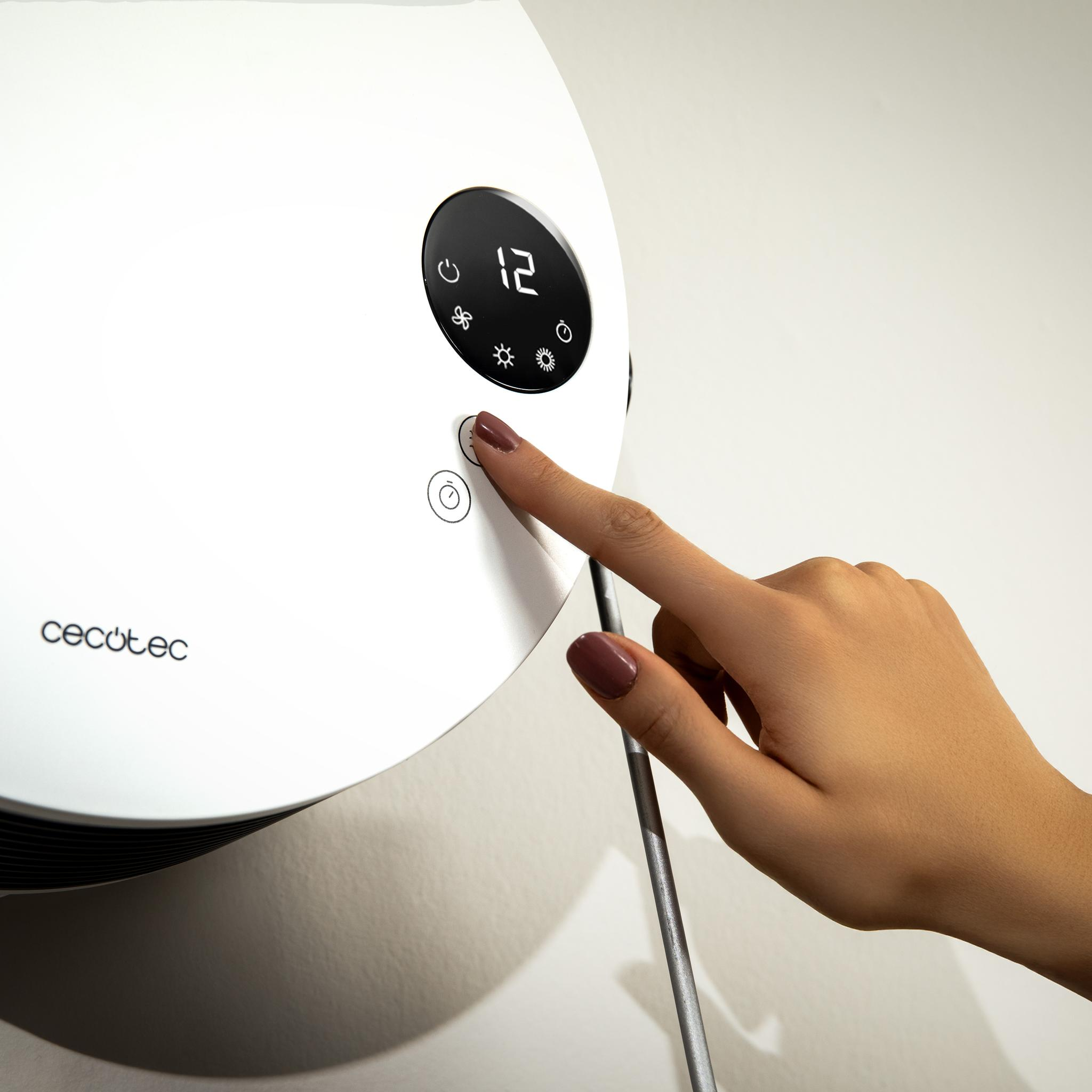 Una mano presiona un botón en un electrodoméstico blanco con pantalla digital '12'.