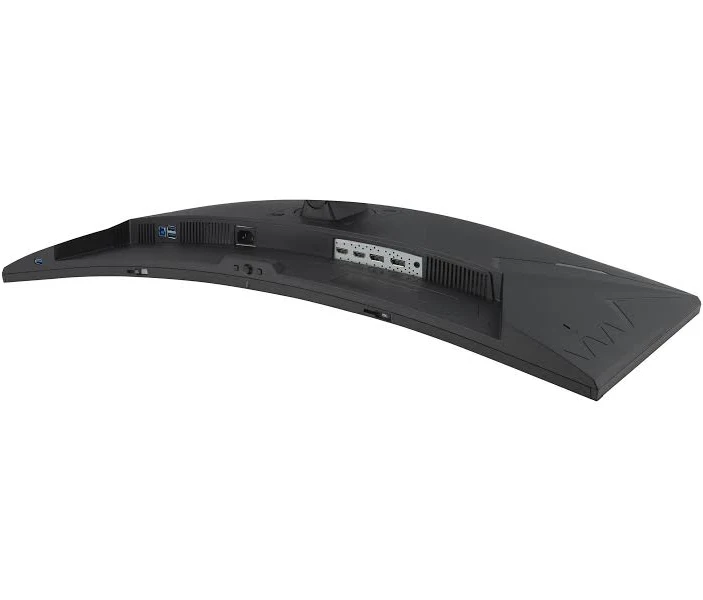 La parte trasera de un monitor de ordenador negro y curvado. Tiene varios puertos y ranuras de ventilación. La esquina inferior derecha tiene un diseño.