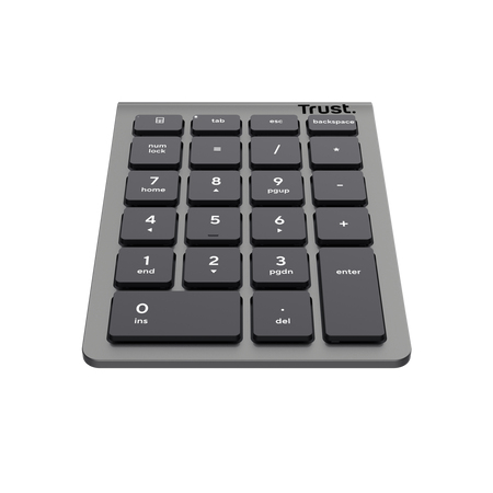 Teclado numérico Trust gris. Teclas negras dispuestas en una cuadrícula con números y funciones como tab, retroceso y enter.