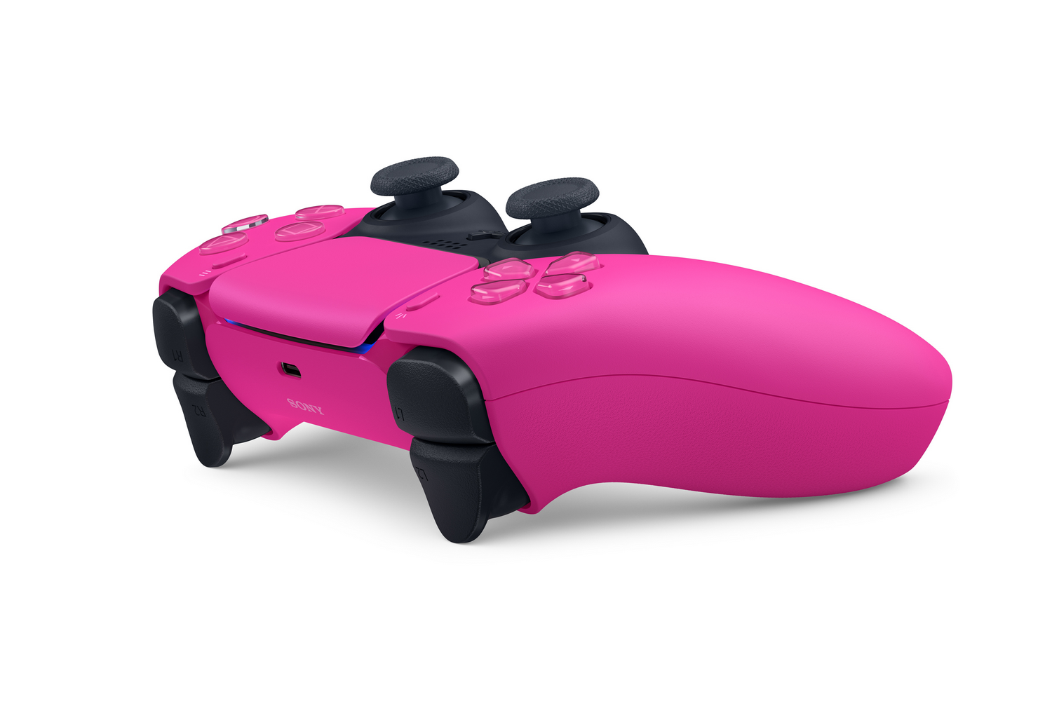 Un mando DualSense rosa de PlayStation 5 con joysticks y botones negros, sobre un fondo blanco.