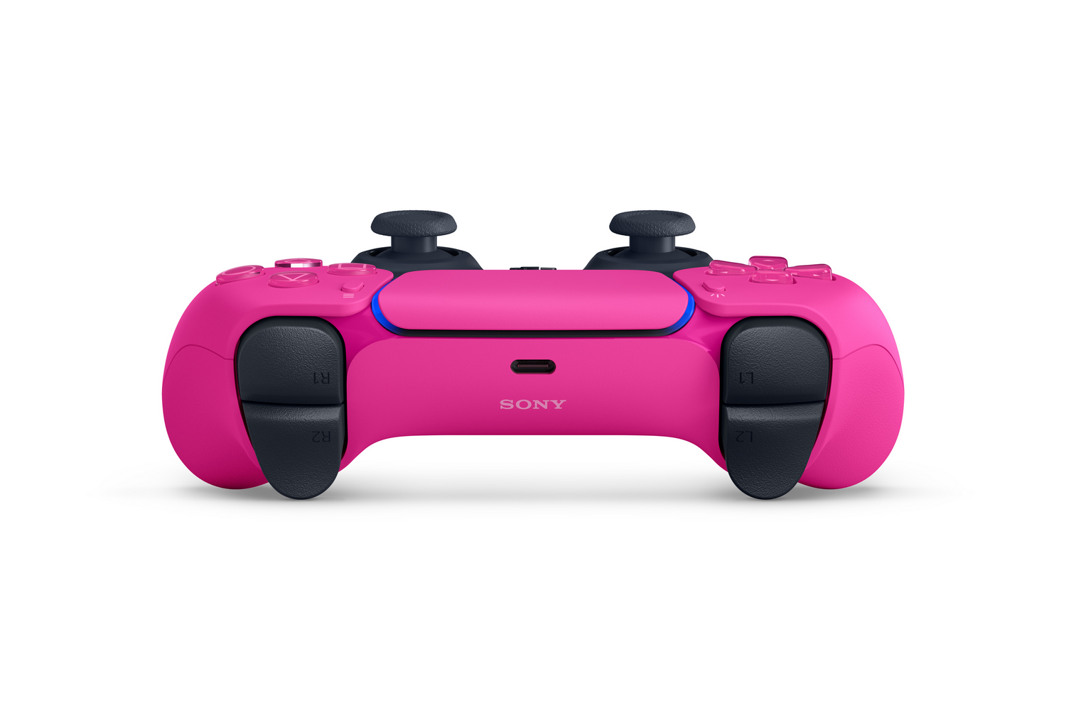 Un mando rosa de PlayStation 5 está centrado. Tiene palancas, botones y gatillos negros. El logotipo de Sony es visible.