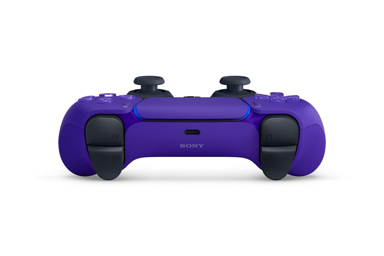 Un mando DualSense morado de PlayStation 5, gatillos y palancas negros, sobre fondo blanco. El logotipo de Sony es visible.