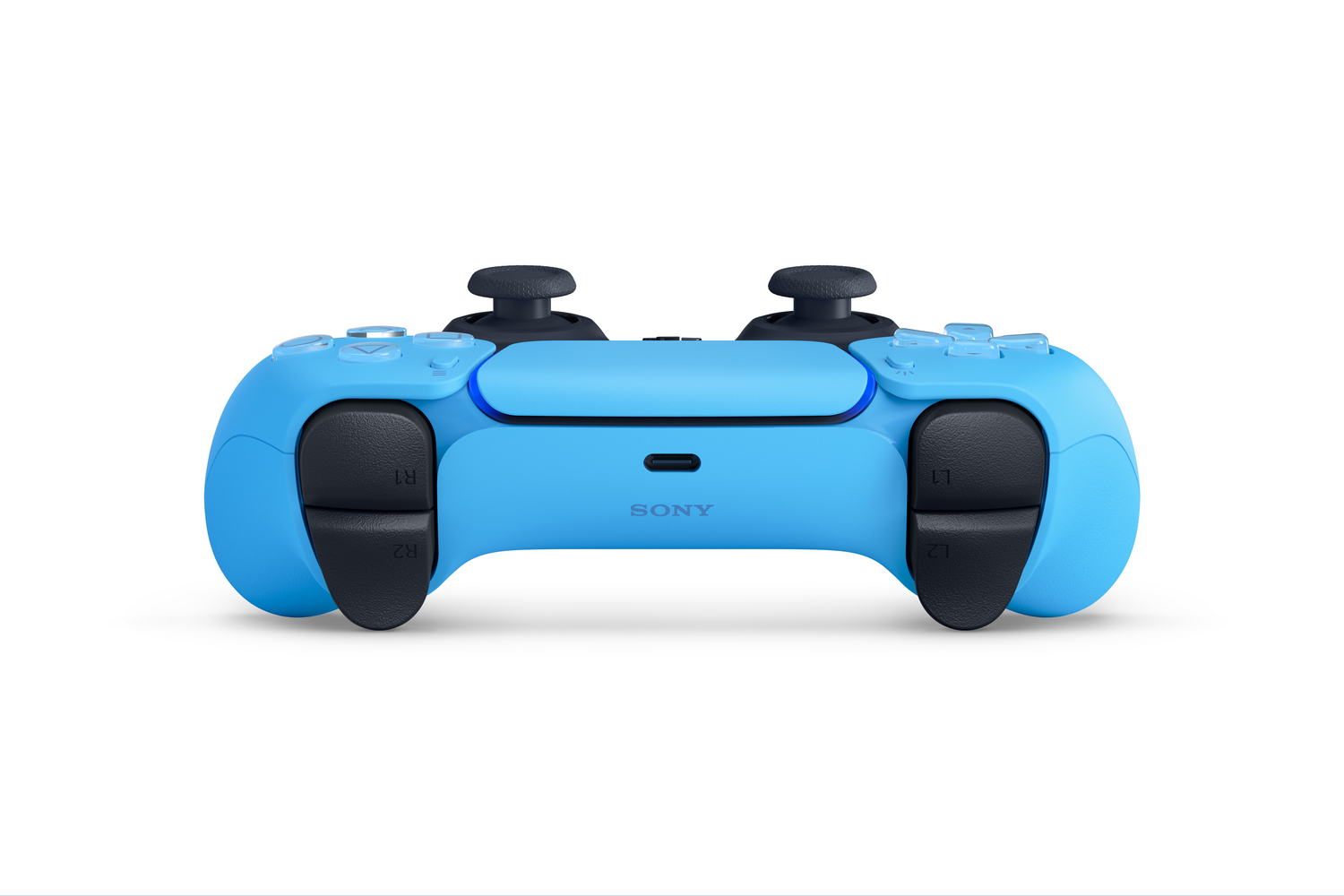 Un mando PlayStation 5 celeste con detalles negros. Tiene dos palancas analógicas, botones y el logo de Sony.